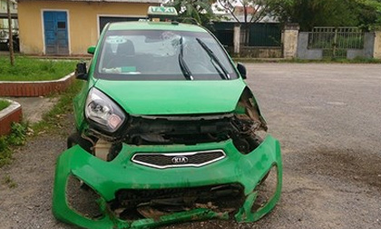 Tài xế xuống xe mở cửa, hành khách xỉn... cướp taxi