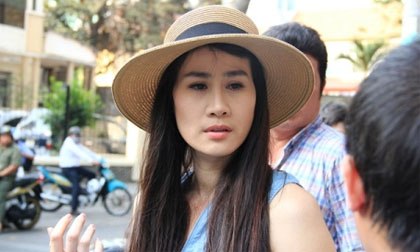 Người đẹp Thân Thúy Hà 'gặp nạn' trên phố Sài Gòn