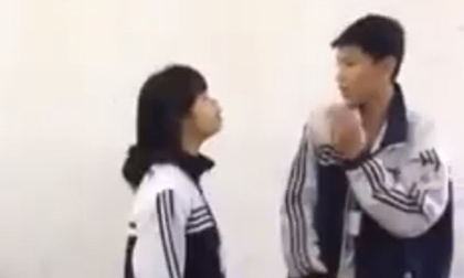 Sốc: Nữ sinh lớp 10 lên gối, tát bôm bốp vào mặt nam sinh