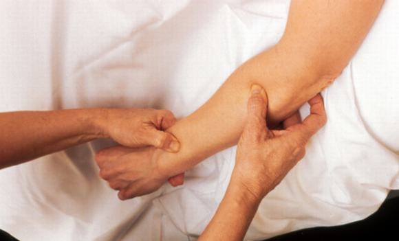 chữa đau khớp đơn giản hiệu quả