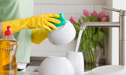 Hiểm họa khôn lường khi dùng nước rửa bát không đúng cách
