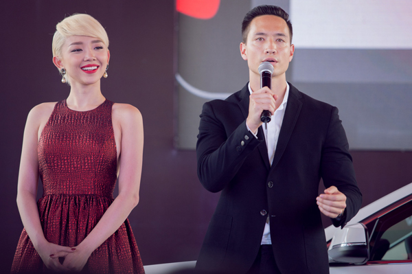 Kim Lý sánh bước bên Tóc Tiên 4
