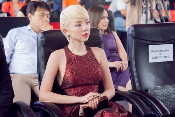 Kim Lý sánh bước bên Tóc Tiên 11