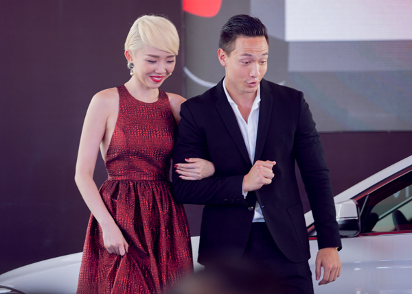 Kim Lý sánh bước bên Tóc Tiên 0