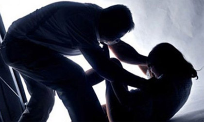 Chồng đánh vợ đến chảy máu đầu chỉ vì một tiếng thở dài