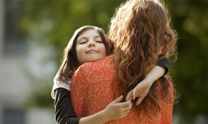 Chồng bị tai nạn, vợ bế con gái rời ngay khỏi hiện trường, lý do của bà rất đáng suy ngẫm…