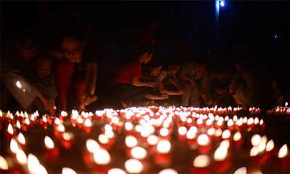 Cựu binh, thanh niên xúc động trước mộ anh hùng liệt sĩ
