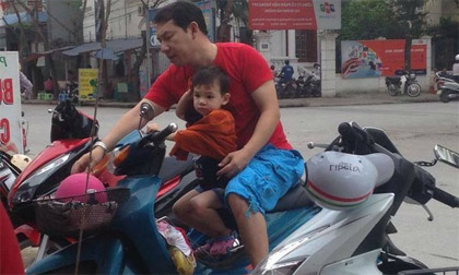 Quang Thắng chở con trai trên chiếc xe máy cũ gây chú ý