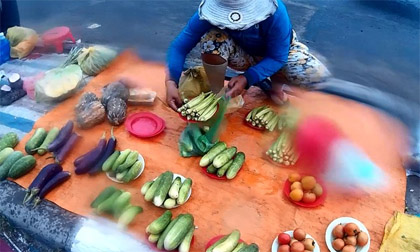 Chợ nông sản trên đĩa đồng giá 5.000 đồng ở Sài Gòn