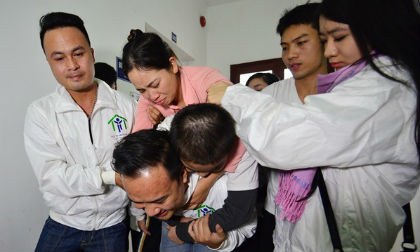 Cậu bé ung thư máu từng ước mơ cõng mẹ trên lưng qua đời