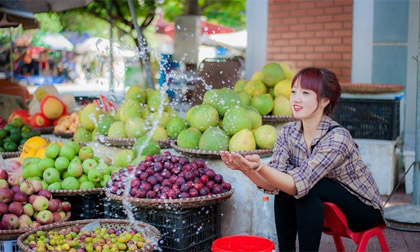 Nữ sinh bán hoa quả bị nhầm là diễn viên vì vẻ ngoài nổi bật