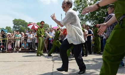 Giây phút xúc động trong ngày đặc xá của những người từng mang tội lỗi