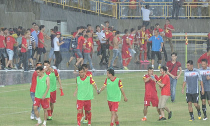 CĐV VN ăn mừng quá khích khiến trận đấu bù giờ hơn 10 phút