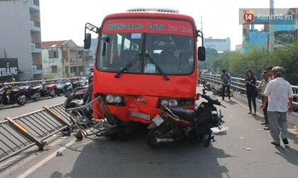 Xe Phương Trang chạy ngược chiều tông liên tiếp 7 xe máy, nhiều người trọng thương
