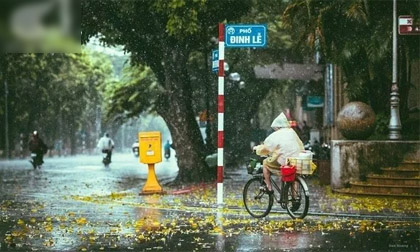 Hà Nội buồn và ngọt ngào đến 'nổi da gà' trong bộ ảnh 'Những cơn mưa bất chợt'