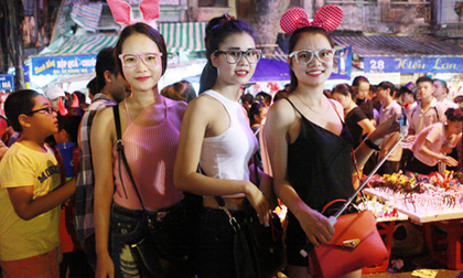 Giới trẻ Hà Thành tưng bừng khoe sắc trên phố Hàng Mã