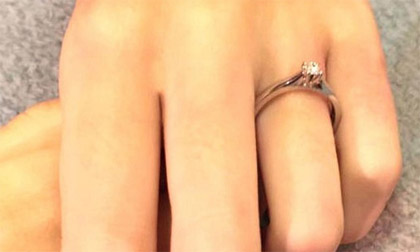 Rơi nước mắt: Chàng trai đeo nhẫn đính hôn cho bạn gái đã chết