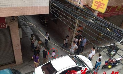 Bé gái 2 tuổi sống sót thần kỳ sau khi rơi từ ban công cao 20m