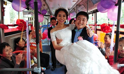 Sợ tắc đường, chú rể đi xe bus rước dâu