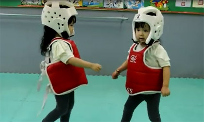 Ngộ nghĩnh hai bé gái thi đấu võ thuật