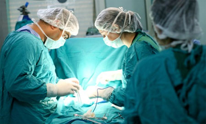 Bé gái bị xe đâm ngưng tim, ngưng thở 'hồi sinh' ngoạn mục