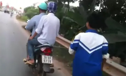 Clip: Bố xích con trai vào xe máy rồi kéo về nhà vì tội... mê game