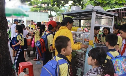 Giật mình cảnh học trò bỏ bữa, 'nghiện' hàng rong trong bức thư của thầy giáo cấp 3