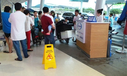 Hành khách trượt ngã vì mưa dột ở Tân Sơn Nhất