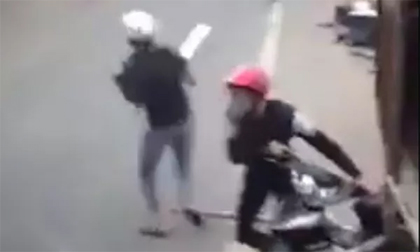 Hà Nội: Bị truy đuổi, hai tên trộm chó cầm mã tấu đe dọa người đi đường