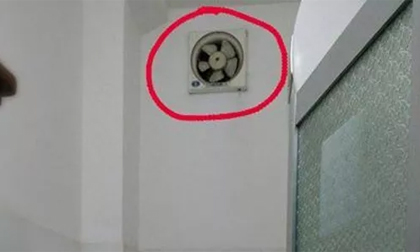 Bắt quả tang một giám đốc dùng điện thoại quay lén phụ nữ đang tắm