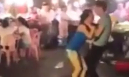 Clip đánh bạn gái dã man giữa phố khiến đàn ông cũng phải rùng mình