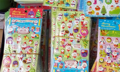 Miếng dán trang trí Noel chứa chất gây vô sinh, ung thư bán tràn lan tại Hà Nội