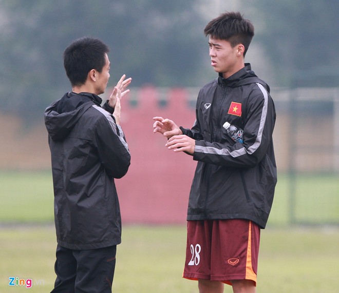 Tuấn Anh, Duy Mạnh điều trị chấn thương bằng chai nước dở
