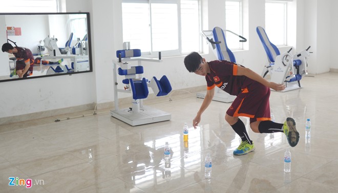 Tuấn Anh, Duy Mạnh điều trị chấn thương bằng chai nước dở