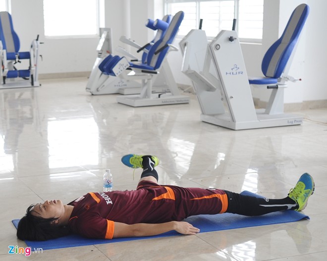 Tuấn Anh, Duy Mạnh điều trị chấn thương bằng chai nước dở
