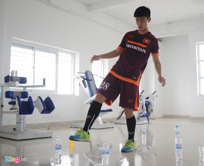 Tuấn Anh, Duy Mạnh điều trị chấn thương bằng chai nước dở