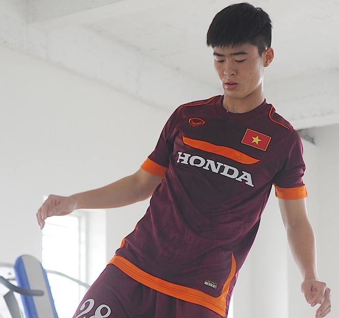 Tuấn Anh, Duy Mạnh điều trị chấn thương bằng chai nước dở