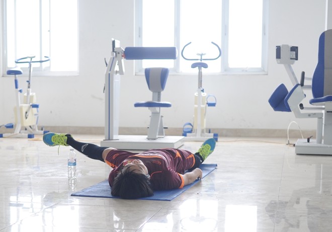Tuấn Anh, Duy Mạnh điều trị chấn thương bằng chai nước dở