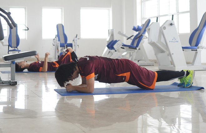 Tuấn Anh, Duy Mạnh điều trị chấn thương bằng chai nước dở