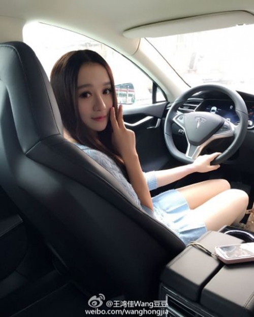 Hotgirl chuyên chụp ảnh cùng xe sang bị ‘bóc mẽ’ sống ảo - Ảnh 1