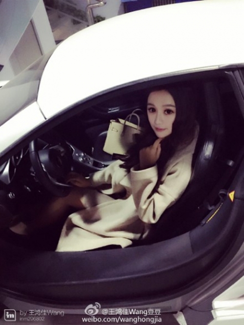 Hotgirl chuyên chụp ảnh cùng xe sang bị ‘bóc mẽ’ sống ảo - Ảnh 3