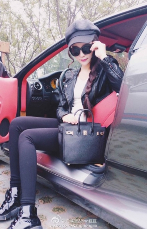 Hotgirl chuyên chụp ảnh cùng xe sang bị ‘bóc mẽ’ sống ảo - Ảnh 4