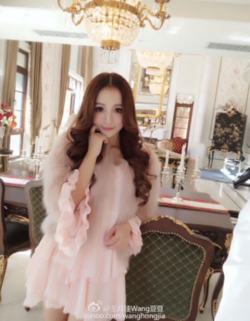 Hotgirl chuyên chụp ảnh cùng xe sang bị ‘bóc mẽ’ sống ảo - Ảnh 7