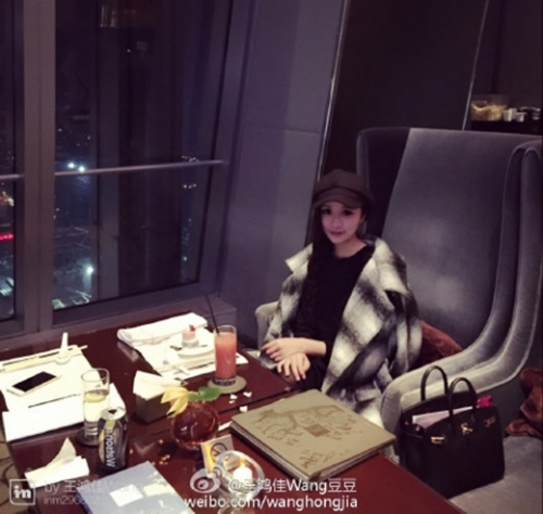 Hotgirl chuyên chụp ảnh cùng xe sang bị ‘bóc mẽ’ sống ảo - Ảnh 5