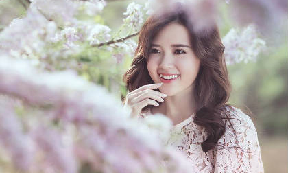Mê mẩn ngắm hotgirl Midu giữa rừng hoa anh đào
