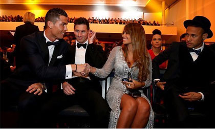 Phản ứng bá đạo của Neymar khi Ronaldo cầm tay vợ Messi