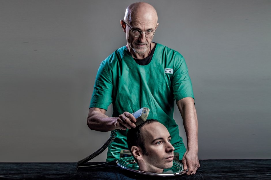 Bác sĩ Sergio Canavero trong một lần biểu diễn cách ông sẽ làm phẫu thuật đầu người với báo giới - Ảnh chụp màn hình