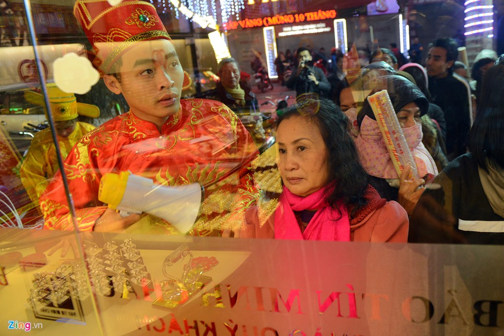 Xếp hàng từ tờ mờ sáng chờ mua vàng ngày thần tài