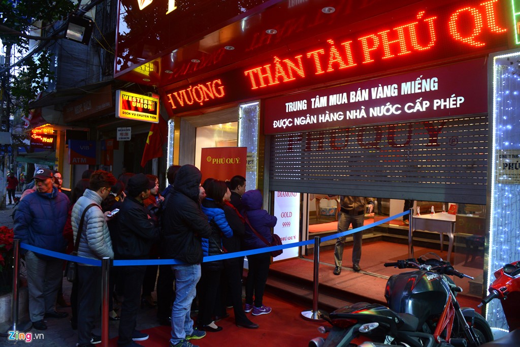 Xếp hàng từ tờ mờ sáng chờ mua vàng ngày thần tài