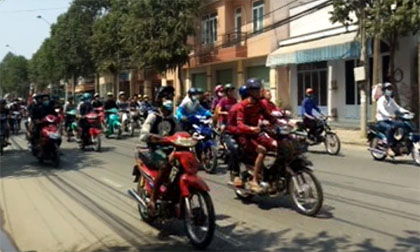 Quái xế tổ chức đua xe giữa ban ngày ở Đồng Nai